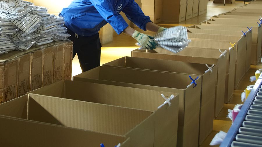 商品を箱に仕分ける作業の様子